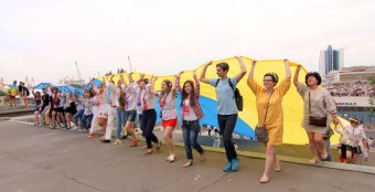Дюка одели в вышиванку