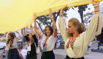 Дюка одели в вышиванку