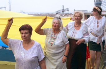 Дюка одели в вышиванку