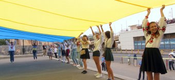 Дюка одели в вышиванку