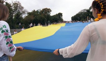 Дюка одели в вышиванку