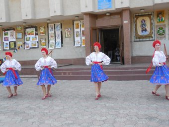 Красочные костюмы, заводные украинские песни и танцы: В Суворовском районе отметили День  независимости