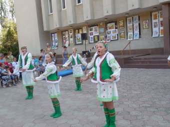 Красочные костюмы, заводные украинские песни и танцы: В Суворовском районе отметили День  независимости