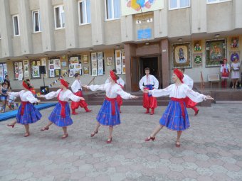 Красочные костюмы, заводные украинские песни и танцы: В Суворовском районе отметили День  независимости