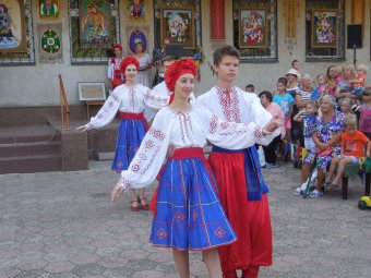 Красочные костюмы, заводные украинские песни и танцы: В Суворовском районе отметили День  независимости
