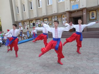 Красочные костюмы, заводные украинские песни и танцы: В Суворовском районе отметили День  независимости
