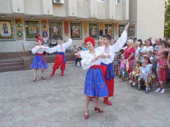 Красочные костюмы, заводные украинские песни и танцы: В Суворовском районе отметили День  независимости