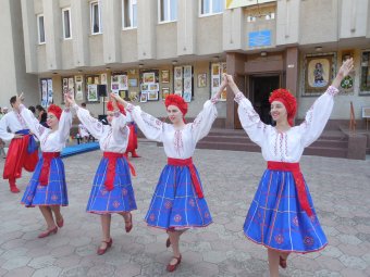 Красочные костюмы, заводные украинские песни и танцы: В Суворовском районе отметили День  независимости