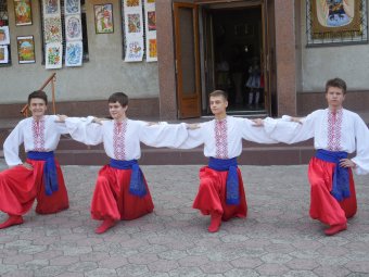 Красочные костюмы, заводные украинские песни и танцы: В Суворовском районе отметили День  независимости
