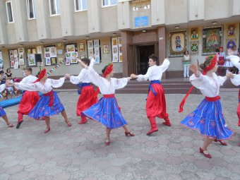 Красочные костюмы, заводные украинские песни и танцы: В Суворовском районе отметили День  независимости