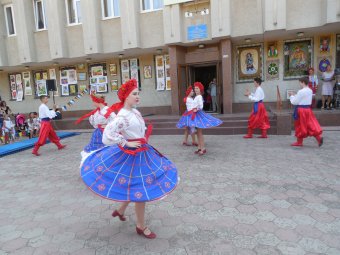 Красочные костюмы, заводные украинские песни и танцы: В Суворовском районе отметили День  независимости