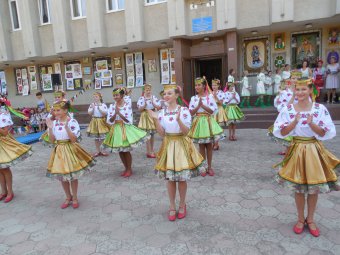 Красочные костюмы, заводные украинские песни и танцы: В Суворовском районе отметили День  независимости