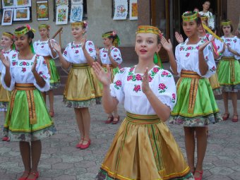 Красочные костюмы, заводные украинские песни и танцы: В Суворовском районе отметили День  независимости