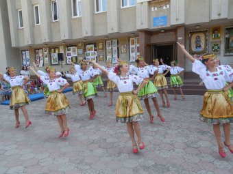 Красочные костюмы, заводные украинские песни и танцы: В Суворовском районе отметили День  независимости