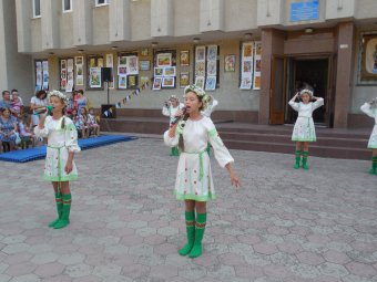 Красочные костюмы, заводные украинские песни и танцы: В Суворовском районе отметили День  независимости
