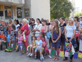 Красочные костюмы, заводные украинские песни и танцы: В Суворовском районе отметили День  независимости