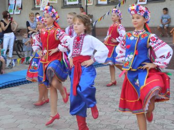 Красочные костюмы, заводные украинские песни и танцы: В Суворовском районе отметили День  независимости