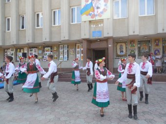 Красочные костюмы, заводные украинские песни и танцы: В Суворовском районе отметили День  независимости