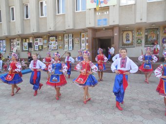Красочные костюмы, заводные украинские песни и танцы: В Суворовском районе отметили День  независимости