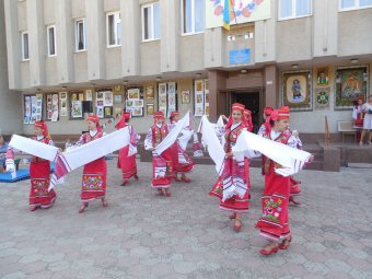 Красочные костюмы, заводные украинские песни и танцы: В Суворовском районе отметили День  независимости