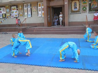 Юные спортсмены казацкого театра хортинга в Одессе впервые выступили перед публикой