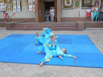 Юные спортсмены казацкого театра хортинга в Одессе впервые выступили перед публикой