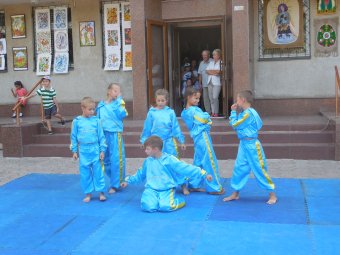 Юные спортсмены казацкого театра хортинга в Одессе впервые выступили перед публикой