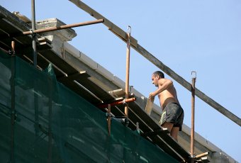 Начался ремонт фасада Дома Поммера на Сабанеевом мосту (фото)
