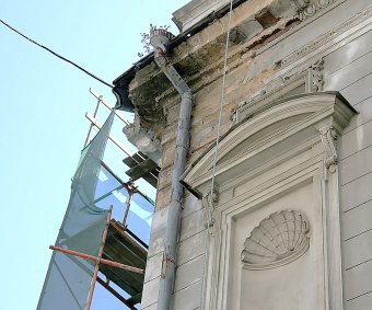 Начался ремонт фасада Дома Поммера на Сабанеевом мосту (фото)