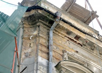 Начался ремонт фасада Дома Поммера на Сабанеевом мосту (фото)