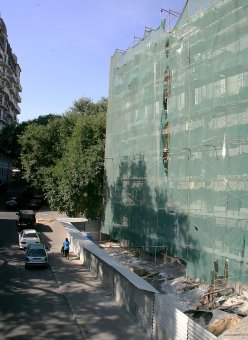 Начался ремонт фасада Дома Поммера на Сабанеевом мосту (фото)