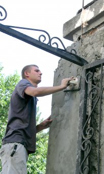 Начался ремонт фасада Дома Поммера на Сабанеевом мосту (фото)