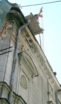 Начался ремонт фасада Дома Поммера на Сабанеевом мосту (фото)