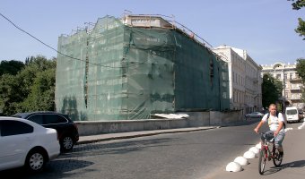 Начался ремонт фасада Дома Поммера на Сабанеевом мосту (фото)