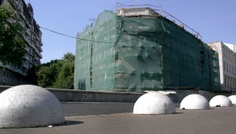 Начался ремонт фасада Дома Поммера на Сабанеевом мосту (фото)
