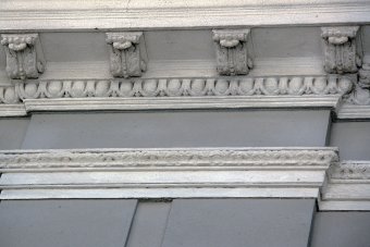 Начался ремонт фасада Дома Поммера на Сабанеевом мосту (фото)