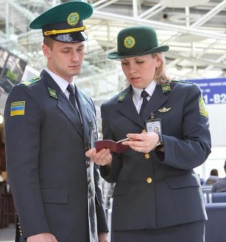 Задержаны двое граждан Германии, пытавшихся вывезти за границу 4-дневную гражданку Украины, вероятно незаконно