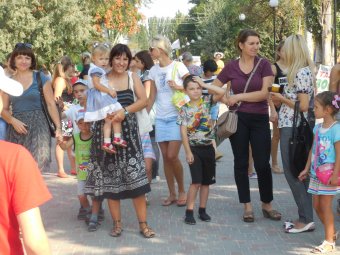 Детская дискотека, красочный фейс-арт и рисунки на асфальте: В Суворовском районе стартовали празднования ко Дню города (фото)