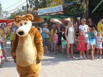 Детская дискотека, красочный фейс-арт и рисунки на асфальте: В Суворовском районе стартовали празднования ко Дню города (фото)