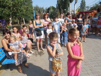 Детская дискотека, красочный фейс-арт и рисунки на асфальте: В Суворовском районе стартовали празднования ко Дню города (фото)
