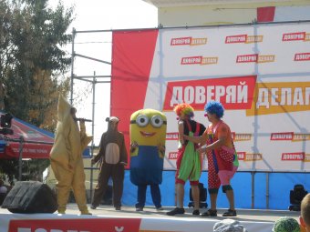 Детская дискотека, красочный фейс-арт и рисунки на асфальте: В Суворовском районе стартовали празднования ко Дню города (фото)