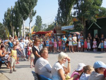 Детская дискотека, красочный фейс-арт и рисунки на асфальте: В Суворовском районе стартовали празднования ко Дню города (фото)
