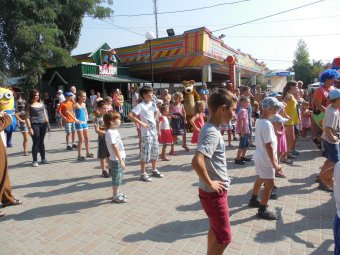 Детская дискотека, красочный фейс-арт и рисунки на асфальте: В Суворовском районе стартовали празднования ко Дню города (фото)