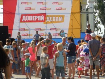 Детская дискотека, красочный фейс-арт и рисунки на асфальте: В Суворовском районе стартовали празднования ко Дню города (фото)