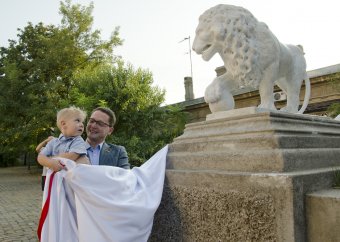 Подарок ко Дню города: Колоннада и статуи львов открылись после реставрации
