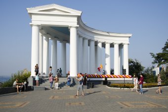 Подарок ко Дню города: Колоннада и статуи львов открылись после реставрации