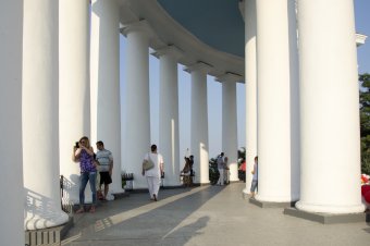 Подарок ко Дню города: Колоннада и статуи львов открылись после реставрации
