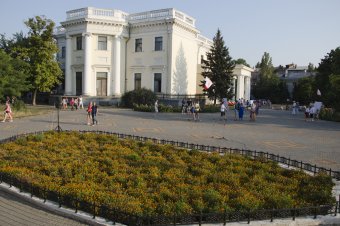 Подарок ко Дню города: Колоннада и статуи львов открылись после реставрации
