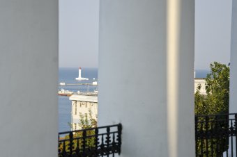 Подарок ко Дню города: Колоннада и статуи львов открылись после реставрации