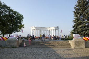 Подарок ко Дню города: Колоннада и статуи львов открылись после реставрации